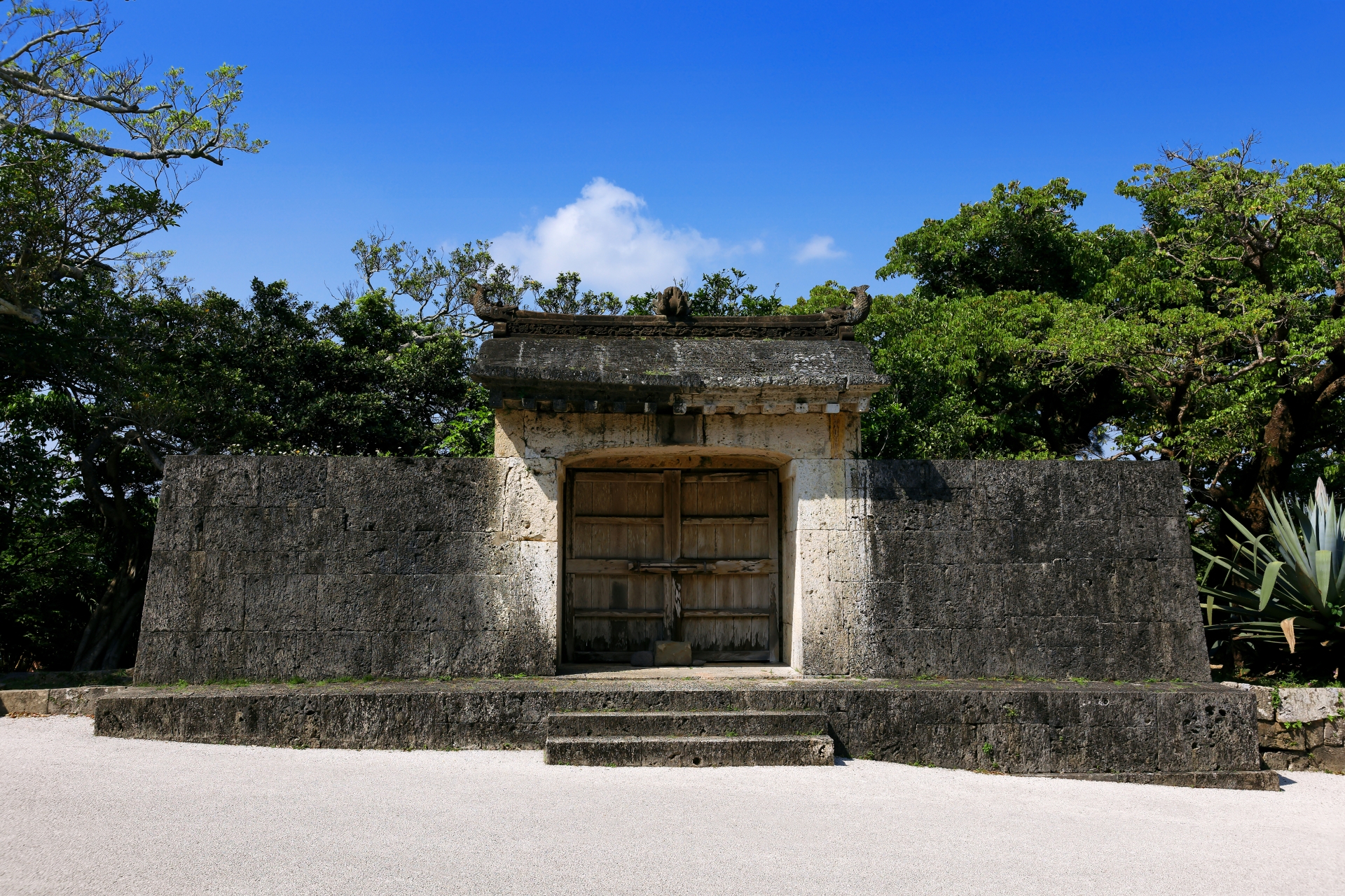 園比屋武御嶽石門